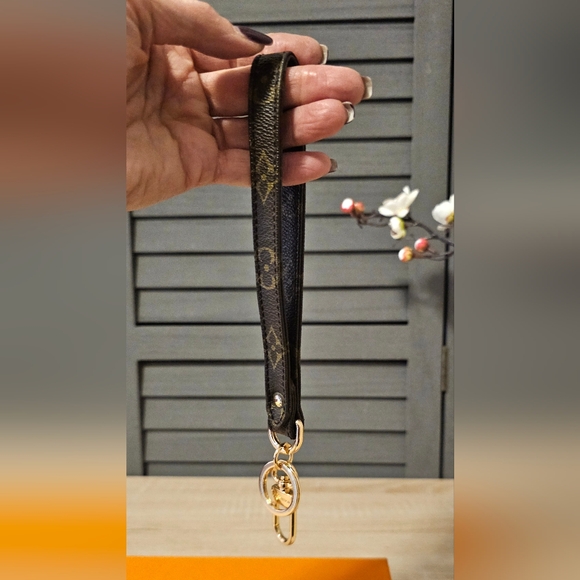 Authentic LOUIS VUITTON Monogram Canvas Wristlet Strap Keychain - Picture 7 of 10